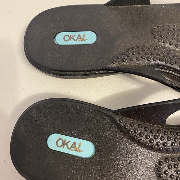 Women's Black Okal Thong flip flop sandals Size L Rubber USA Mede Top Flowers - Picture 3 of 6